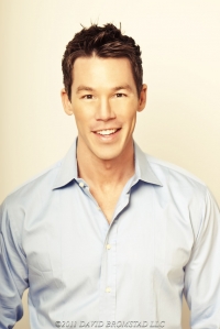 HGTV设计之星、彩色飞溅和白色房间挑战电视节目的设计师David Bromstad